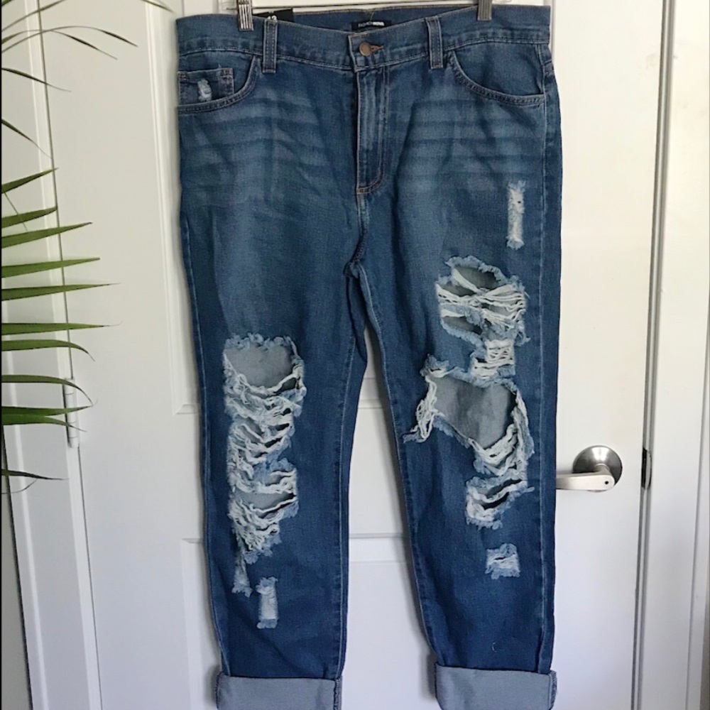 Fashion nova ripped jeans - Picture 3 of 5
